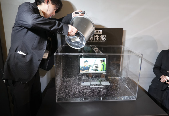 ���\��ł�FZ-40�̖h�H���\���������߁A�ғ�����PC�Ƀo�P�c�̐��𒍂���