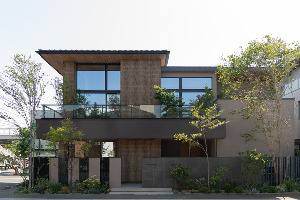 ��������3���f���n�E�X�iMITSUI HOME KOMAZAWA�j�B�ꐡ���z�Ƃ����Ɍ��z�����������̗p���X�N�G�A�^�Ɍ�����O�ς́A�x�[�W���g�[���œ��ꂵ�A�㎿�������o���Ă���B�Ɍ��z�̉����͓s�s���̍��������ɑ΂��Ă��L���ɓ���