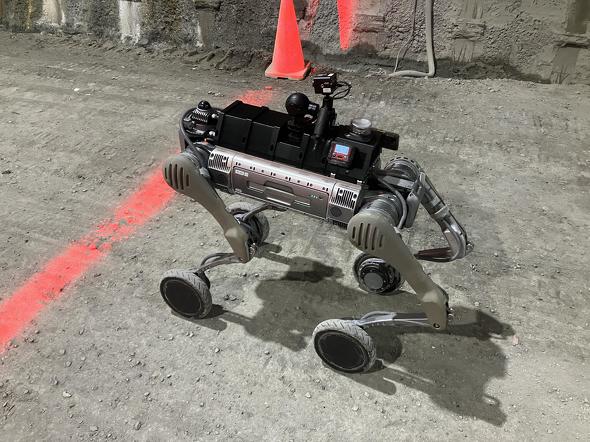 Unitree Robotics���̎l�����s���{�b�g�uB2-W�v