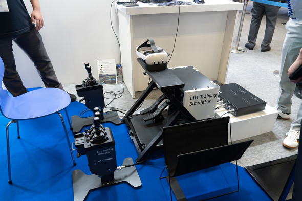 ����p�V�~�����[�^�[�uLift Training Simulator�v�̍\���B���@�Ɠ������샌�o�[�ƃy�_�������t���Ă���