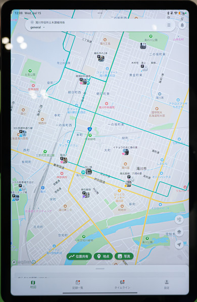 ���s�̓��H�Ǘ��Ŏg��LivMap�̉�ʁB�������[�g�̋O�ՂƁA���H��̎ʐ^��n�_��������̒n�}��ɕ\�����Ă���