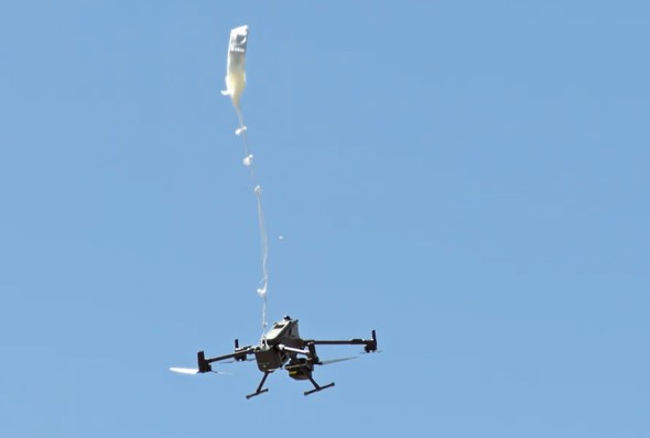 �uMatrice 400�v�̐�p�p���V���[�g�uDJI AP100 Parachute�v