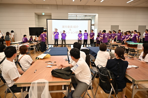 �uUSERFEST2026�v�̃I�[�v�j���O�ł́A���s�ψ�����o�[���Z�b�V�����̌��ǂ�������