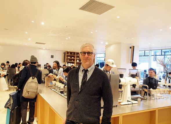 オープン初日の新宿カフェにて