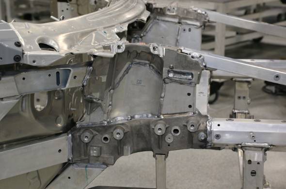 アブレーション鋳造部品がアルミ押し出し材とキャビンの間に入り、キャビンの変形をガードする