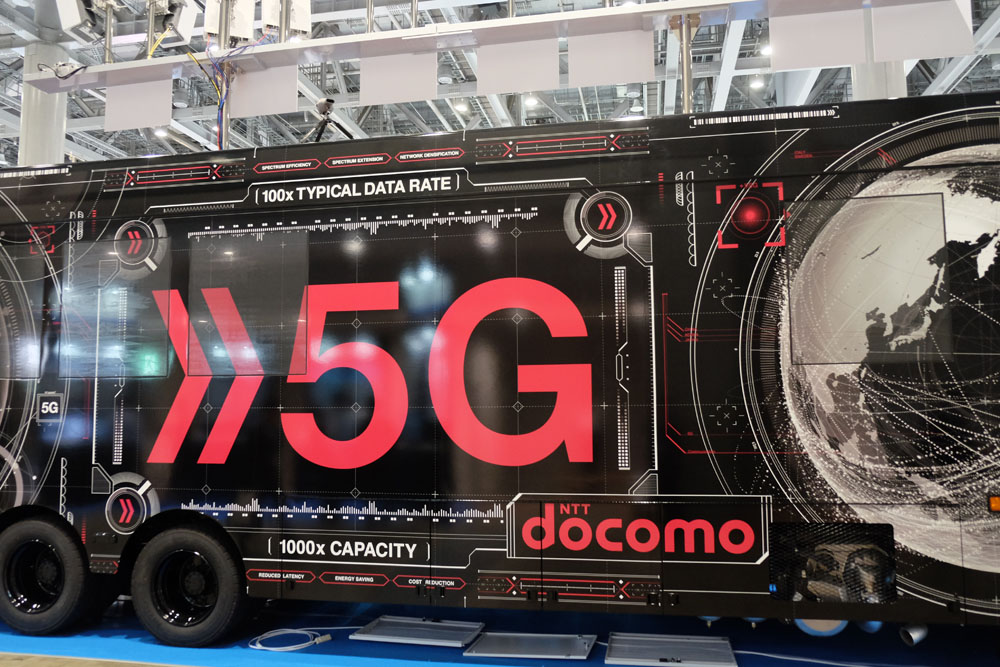 重機やロボを遠隔操作、4K動画で犯罪防止 ドコモの5G：電波の動きが