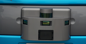 �ԑ̑O���Ɏ��t����ꂽ�e��Z���T�[