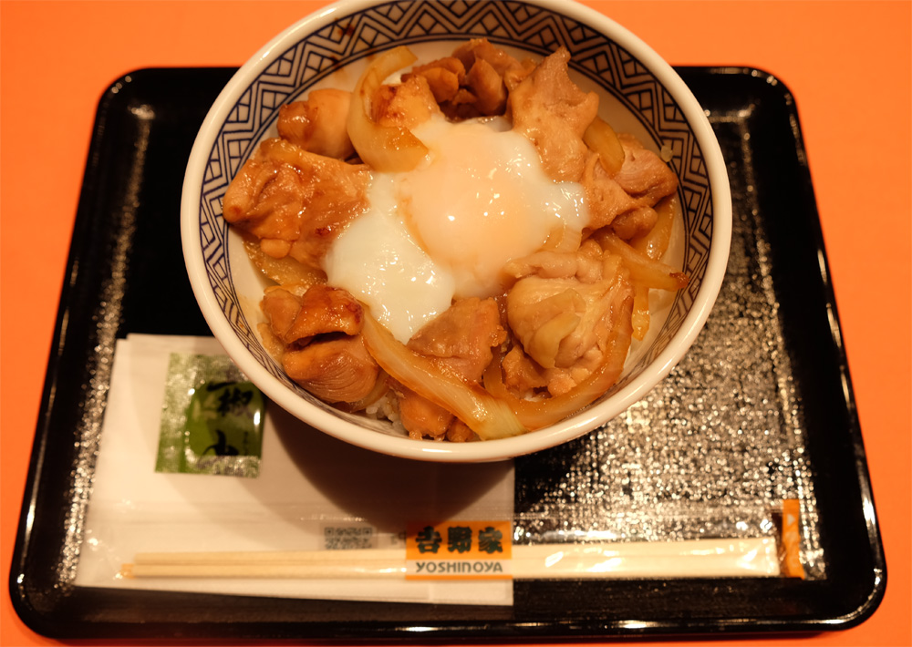 吉野家の“鶏丼”6年ぶり復活 「鶏すき丼」発売へ:店内調理で「できたて」提供 - ITmedia ビジネスオンライン