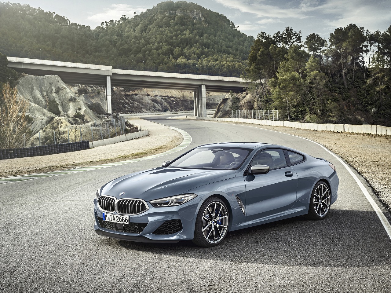 BMW、高性能クーペ「M850i xDrive」国内発売 美しさと速さを両立：20年ぶり復活「8シリーズ」（1/5 ページ