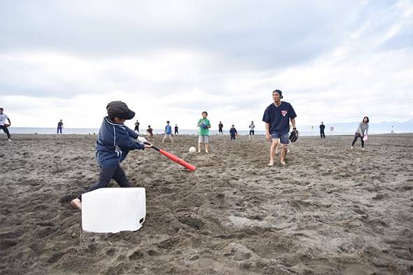 ����I�Ƀr�[�`�ȂǂŊJ�Â��Ă���u�A�T�J�c�L���b�`�{�[���v�̗l�q�i�o�T�F�Ö؍��������Facebook���j