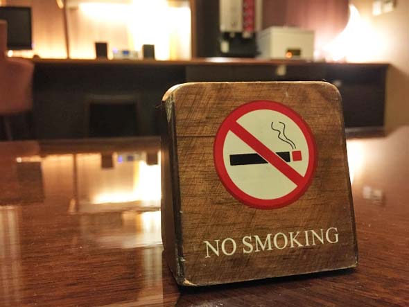 非喫煙客と喫煙客のケンカなくしたい 減収が心配 飲食店 禁煙化