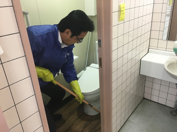 社長自らお店でゴシゴシ ローソンがトイレ掃除に注力している理由 2 2 Itmedia ビジネスオンライン