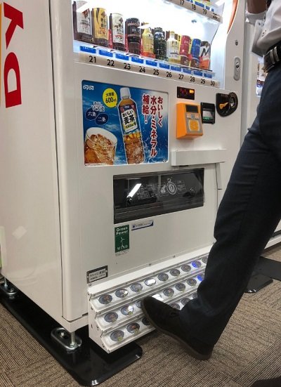 ダイドー 触れずに購入できる 足で操作する自販機 の実証実験を開始 接触機会の低減 Itmedia ビジネスオンライン