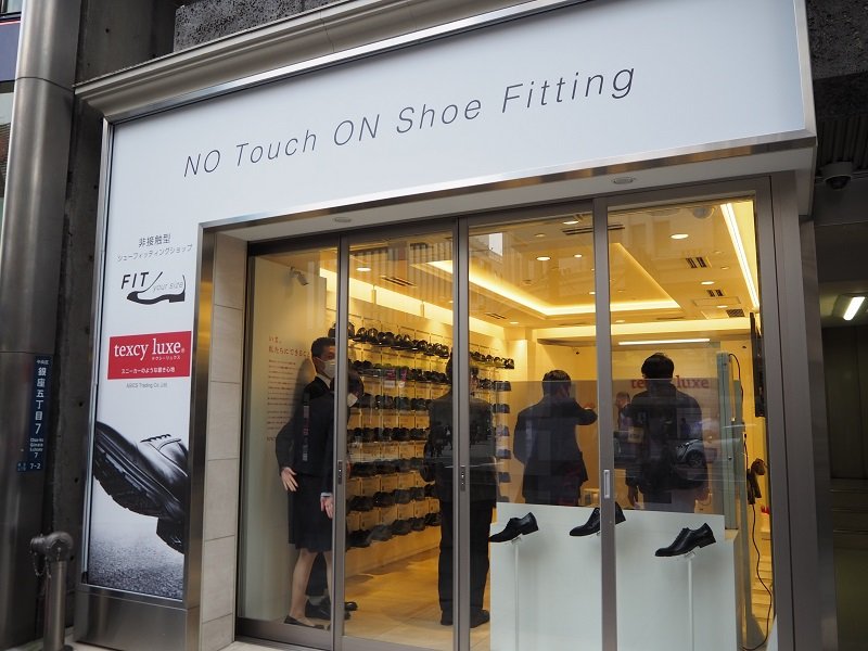 アシックスが非接触の無人靴販売店をオープン　足の計測や接客はどうやって？