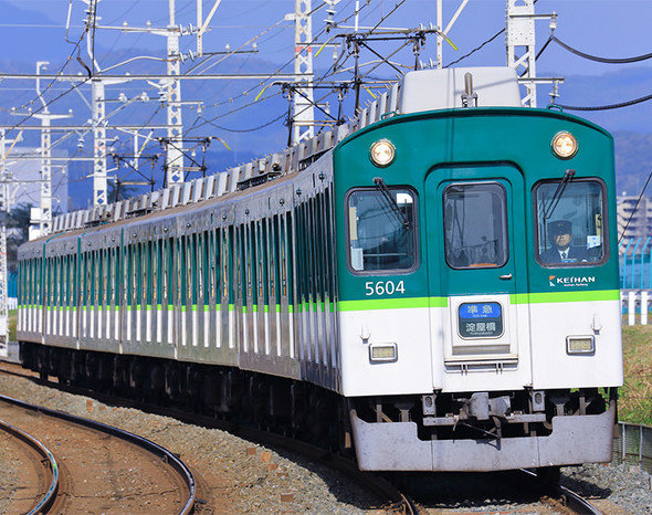 京阪、5000系の引退時期を延期　座席が天井から降りる「5扉車」