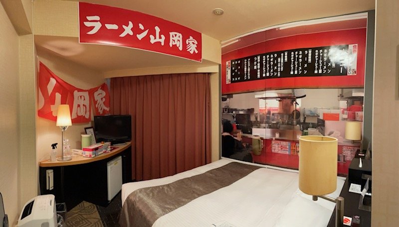 異色の「山岡家部屋」がパワーアップ　札幌東急REIホテル、ラーメン店と再コラボ