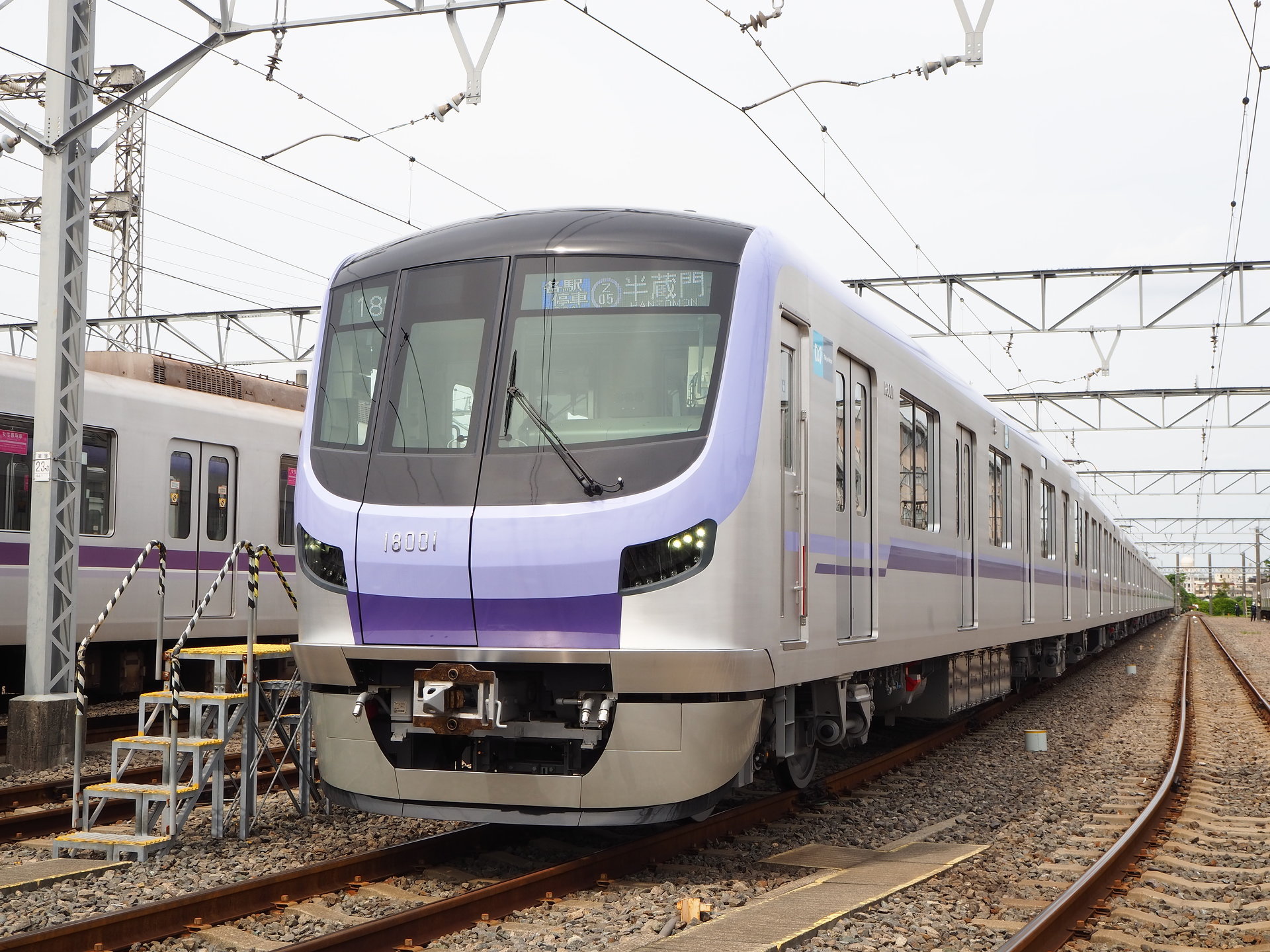 東京メトロ、半蔵門線に新型車両 「18000系」の運行開始：8000系に