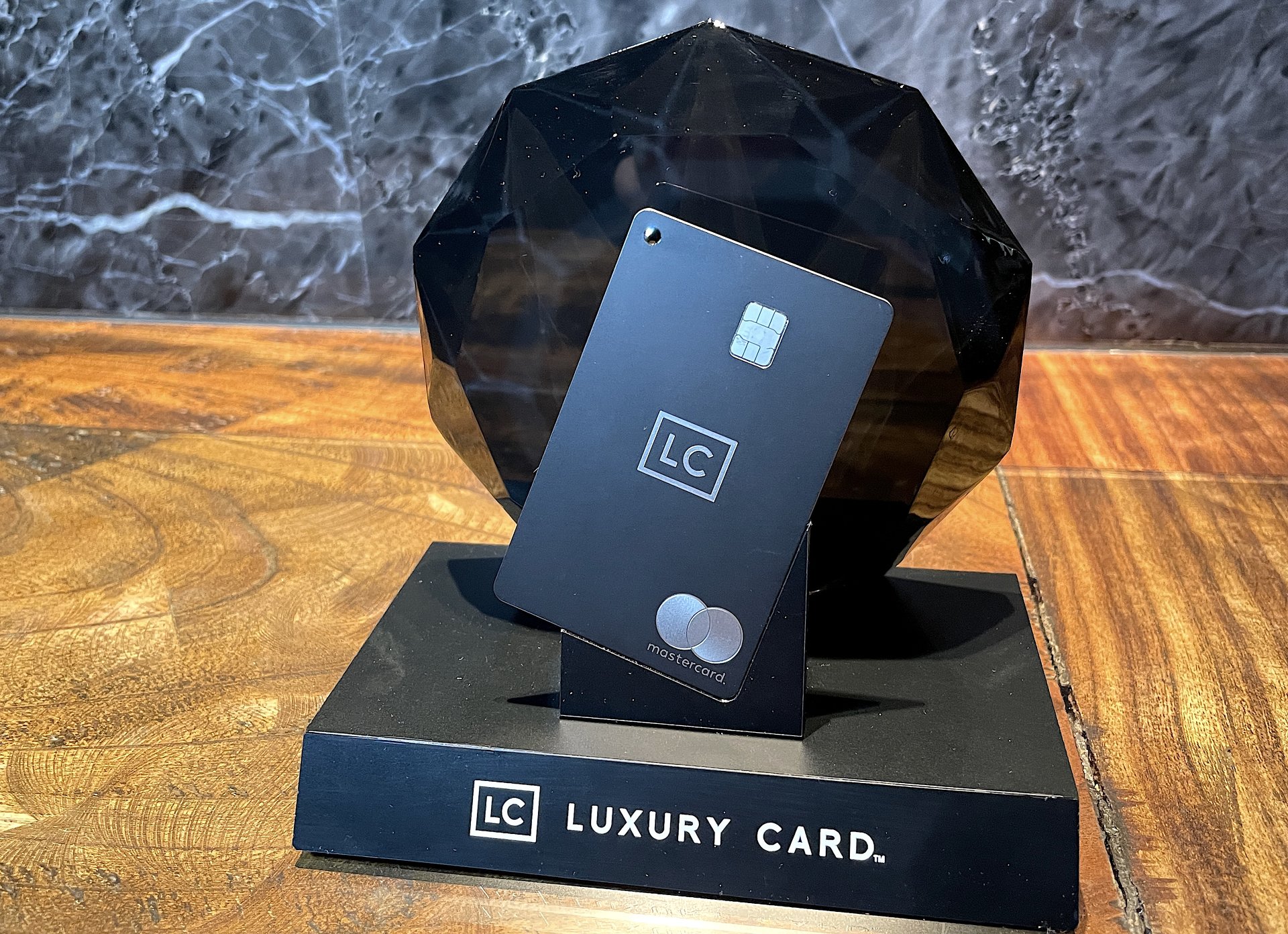 年会費66万円のダイヤ入り金属クレカ ラグジュアリーカード 最上位カード投入の狙い 1 2 ページ Itmedia ビジネスオンライン