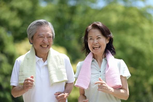 シニア おじいさん おばあさん お年寄り イメージする年齢は 日本全国実感年齢白書 22 1 2 ページ Itmedia ビジネスオンライン