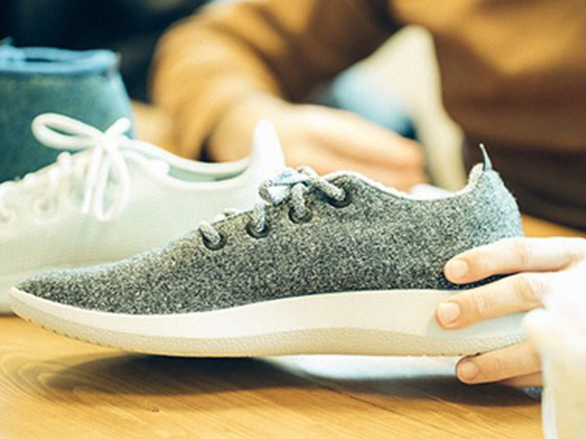 「世界一快適なシューズ」と評価された「Allbirds」 徹底した“環境 ...