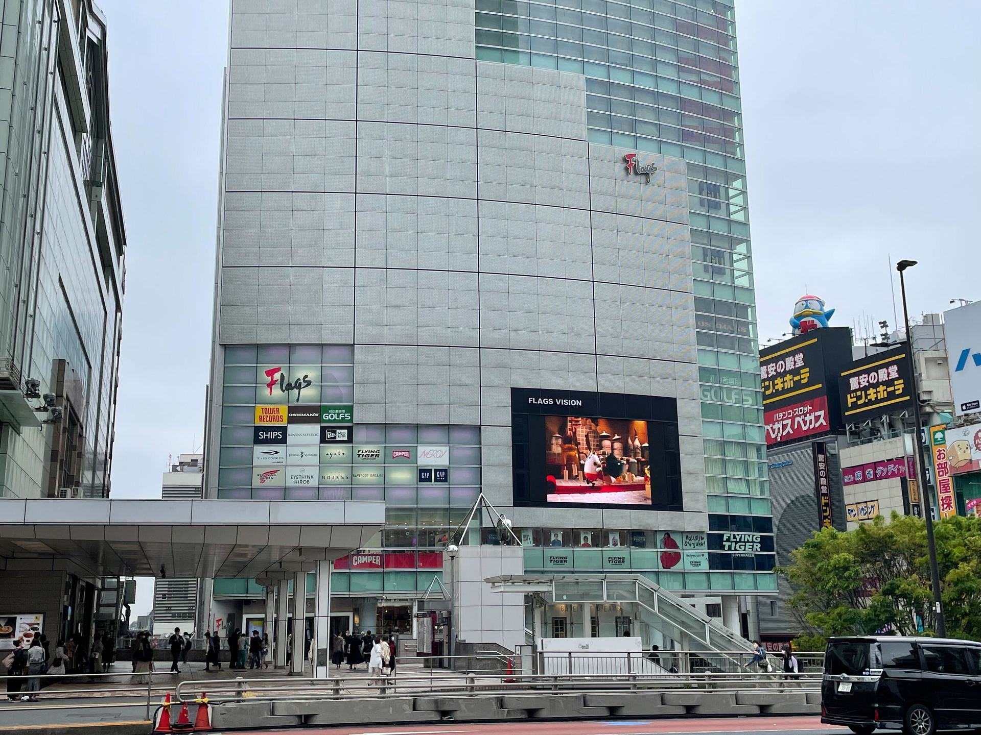 ジーユーの 新宿フラッグス店 がオープン これまでの店舗と何が違う 東京モード学園とコラボ企画も 1 3 ページ Itmedia ビジネスオンライン