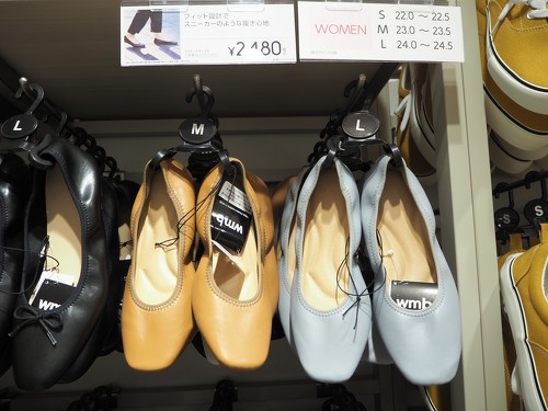 ワークマン、靴専門店が「ユニクロやジーユーと差別化できる」と話すワケ 人気パンプスには新色も：東京・池袋に出店（2/3 ページ