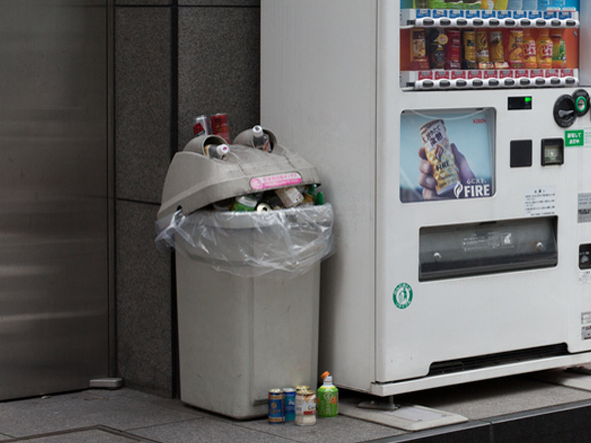 タピオカ容器やたばこを捨てないで！ 自販機横の新型「リサイクル