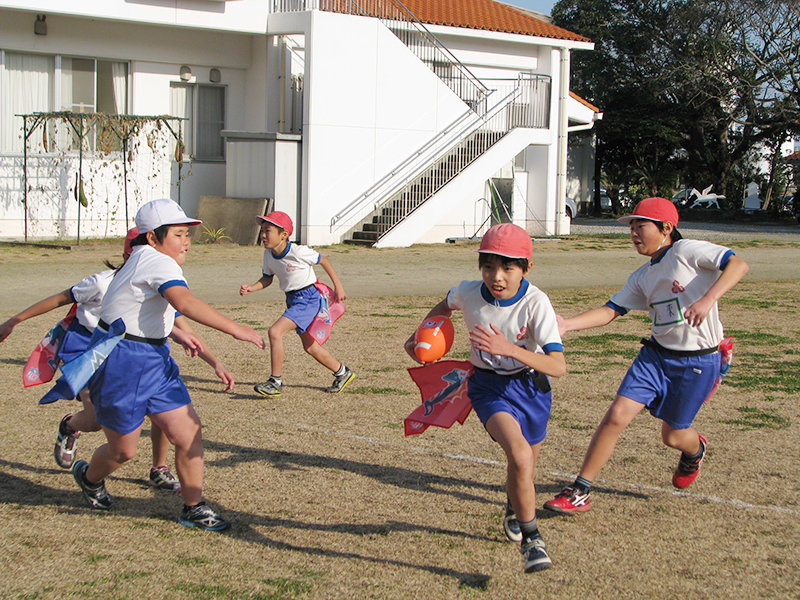 ファミマが支援 運動が苦手な子も活躍できる「フラッグフットボール