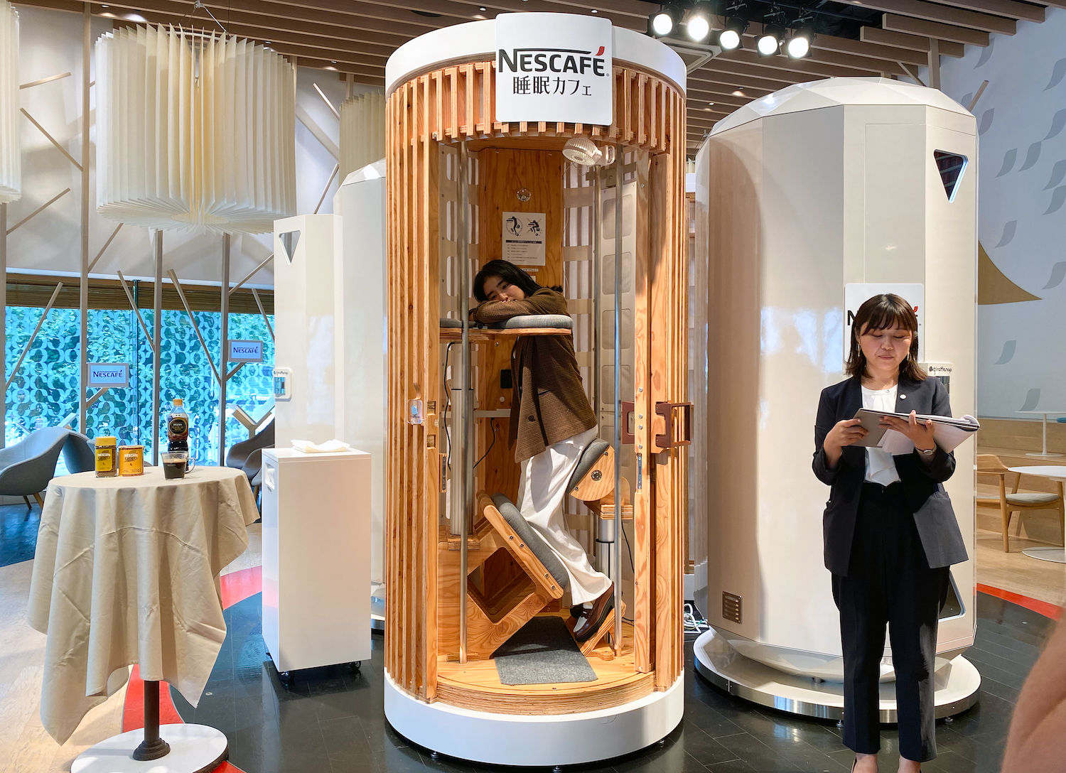 立ち寝仮眠ボックス」の寝心地は？ 開発の狙いを聞いた：経済の「雑学