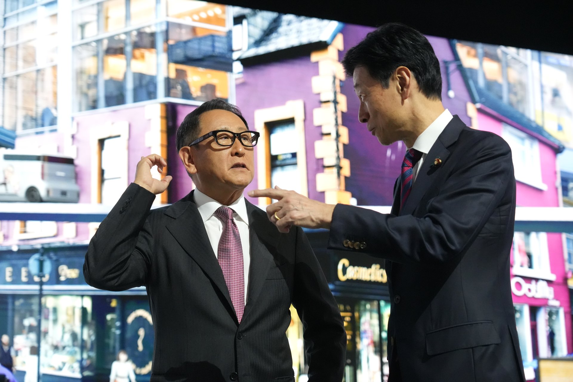 ジャパンモビリティショー、西村経産相が電撃視察 トヨタ会長と