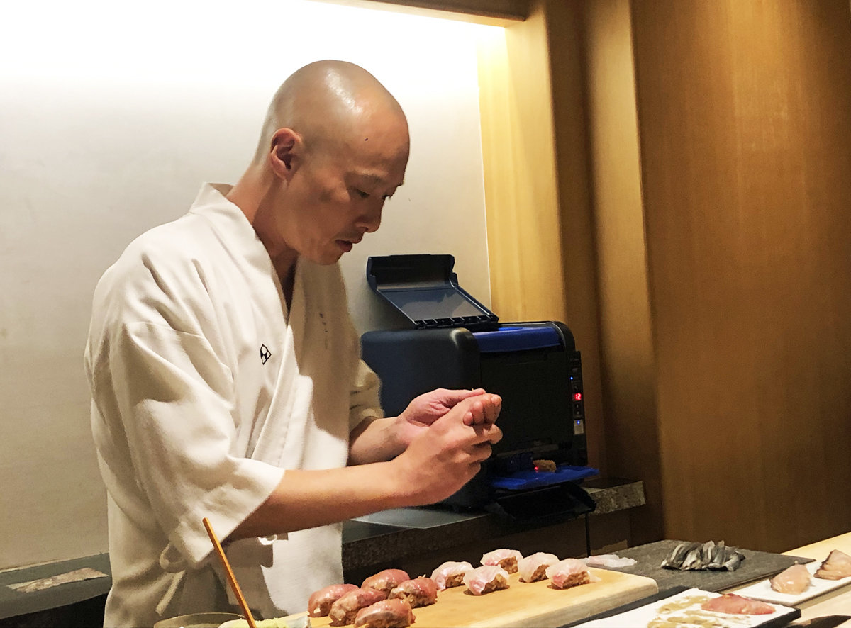 日本の「すしロボット」が、なぜ海外で売れる？ 高級すし店の大将が