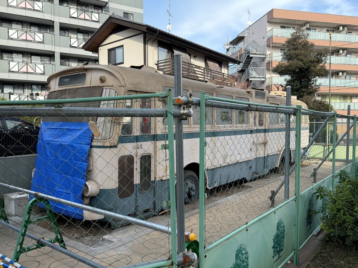川崎を走った「トロリーバス」老朽化で解体か？ 電車でもバスでもない