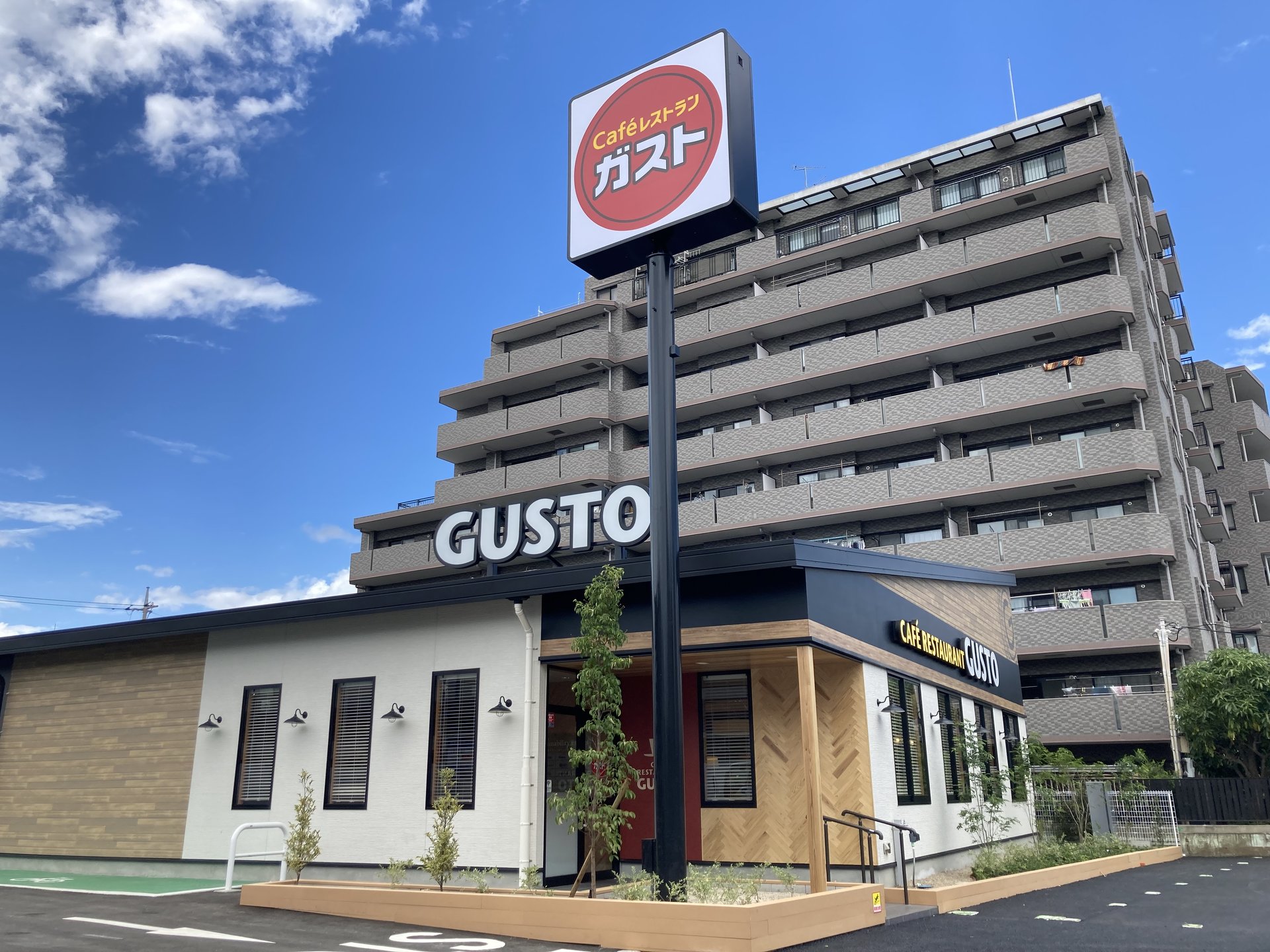 �u�N��1000���~�X���v�a���ց@��������[���̓O�ꂵ���u�X�ܒ��S�o�c�v�����ݏo���D�z��