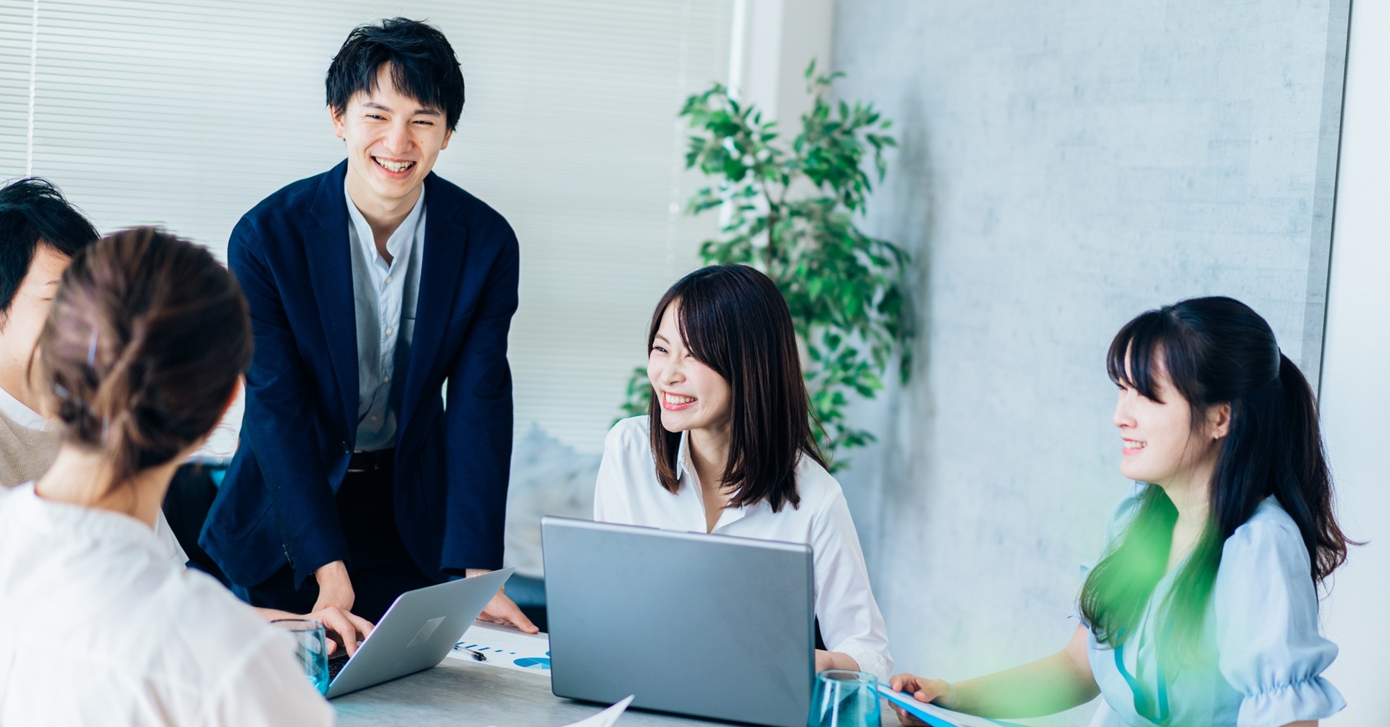 企業が導入したい福利厚生、「社員旅行」「フレックスタイム」がトップに