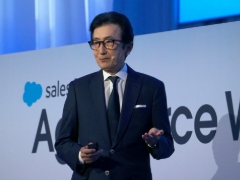“机の下でこっそり”AI使う――セールスフォース社長のAIエージェント活用術とは