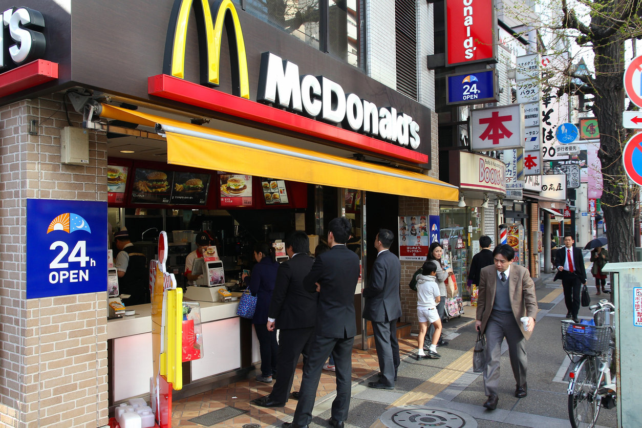 [ITmedia ビジネスオンライン] なぜマクドナルドは「値上げ」しても「客離れ」が起きないのか 物価高時代に学ぶべきヒント
