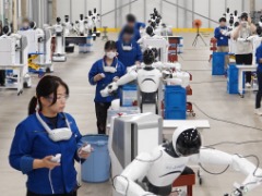 非公開の「AI学習データ工場」に潜入　人型ロボ30台超が稼働、意外と知らない「データ収集」の裏側とは