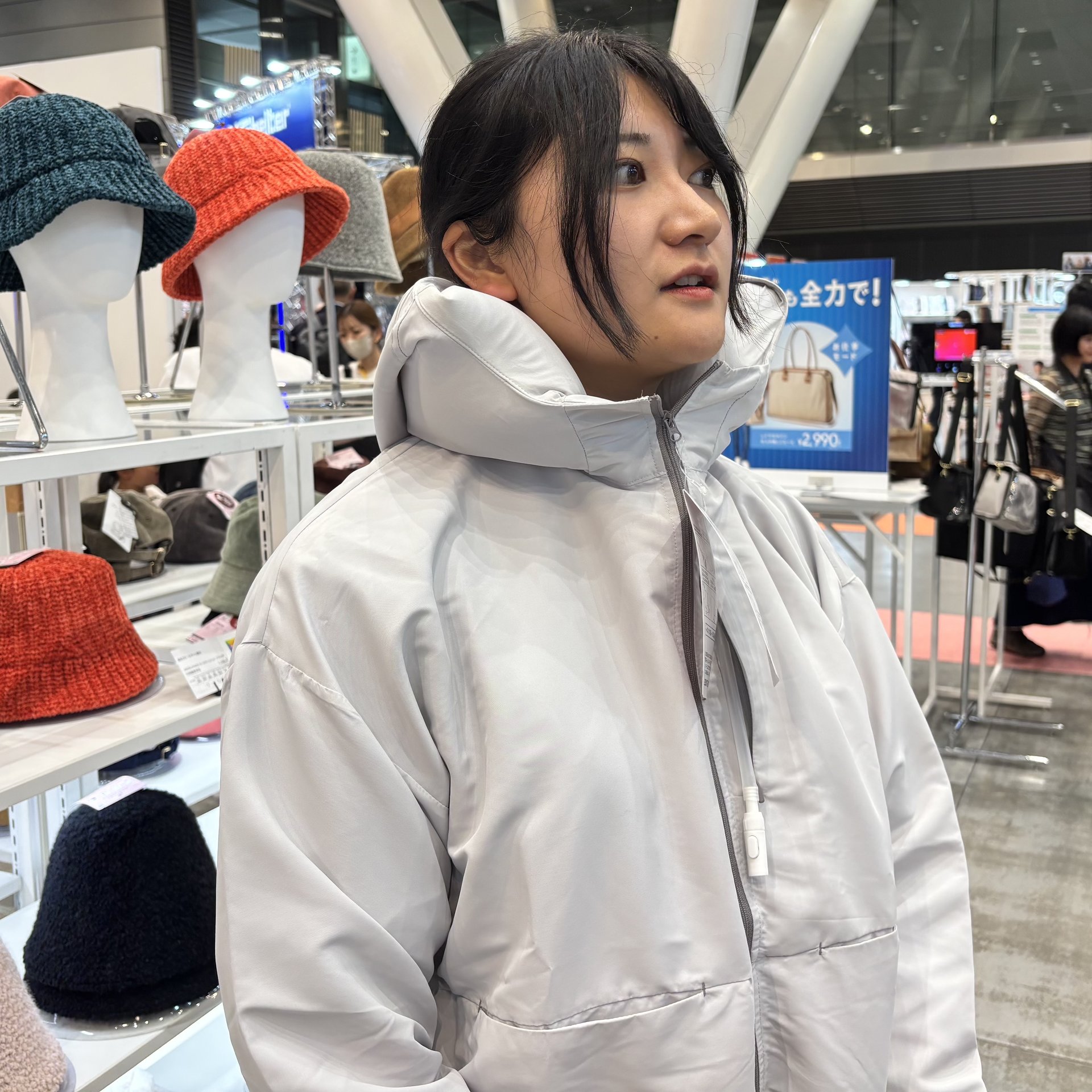 着る枕」「不審者パーカー」……ワークマンが“変わった名前”の商品を 