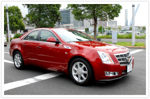 写真:2.6Lエンジンのアメ車と聞くとパワー不足のイメージを受けるが街乗りではこれで充分