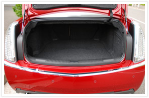 写真:トランクルームの容量は、車体サイズに比べて大きく、後部座席を前方に倒せば長いものも収納できる