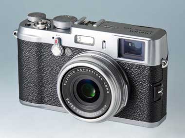 フィルムカメラ風の高級コンパクト機――富士フイルム「FinePix X100
