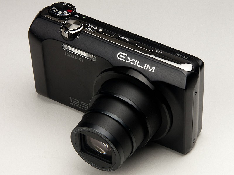 高倍率ズームと1000枚撮影可能な省電力性 カシオ「EXILIM EX-H30」（1