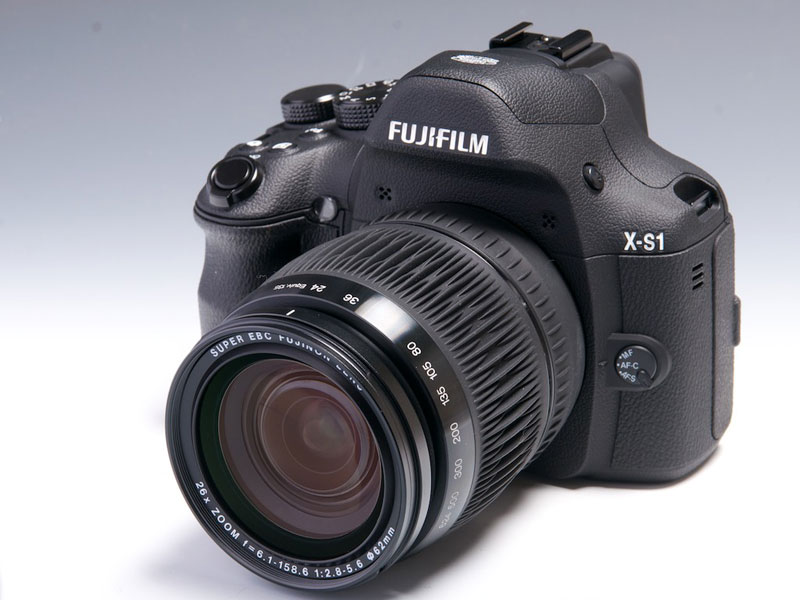 ワガママに応える26倍レンズ一体型ハイエンド――「FUJIFILM X-S1」（1/4