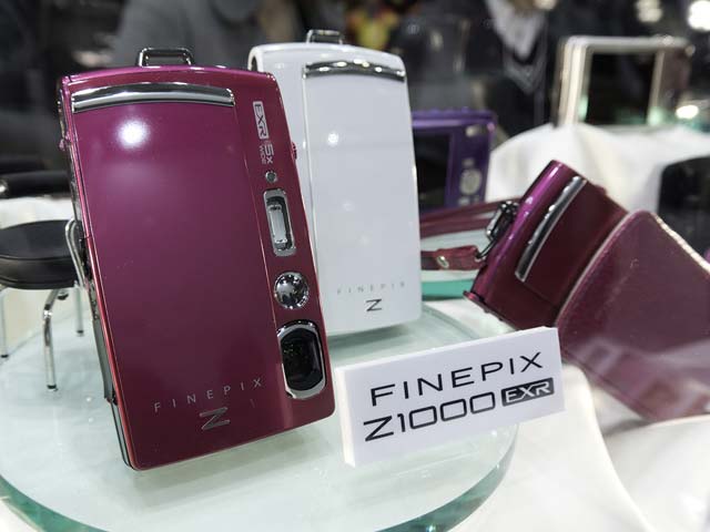 富士フイルム、「FinePix Z1000EXR」の撮影画像を無線受信する 