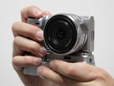 セールお得ソニーNEX-5R標準ズームセット＋バッテリーグリップ＋マイク＋ACCシュー デジタルカメラ