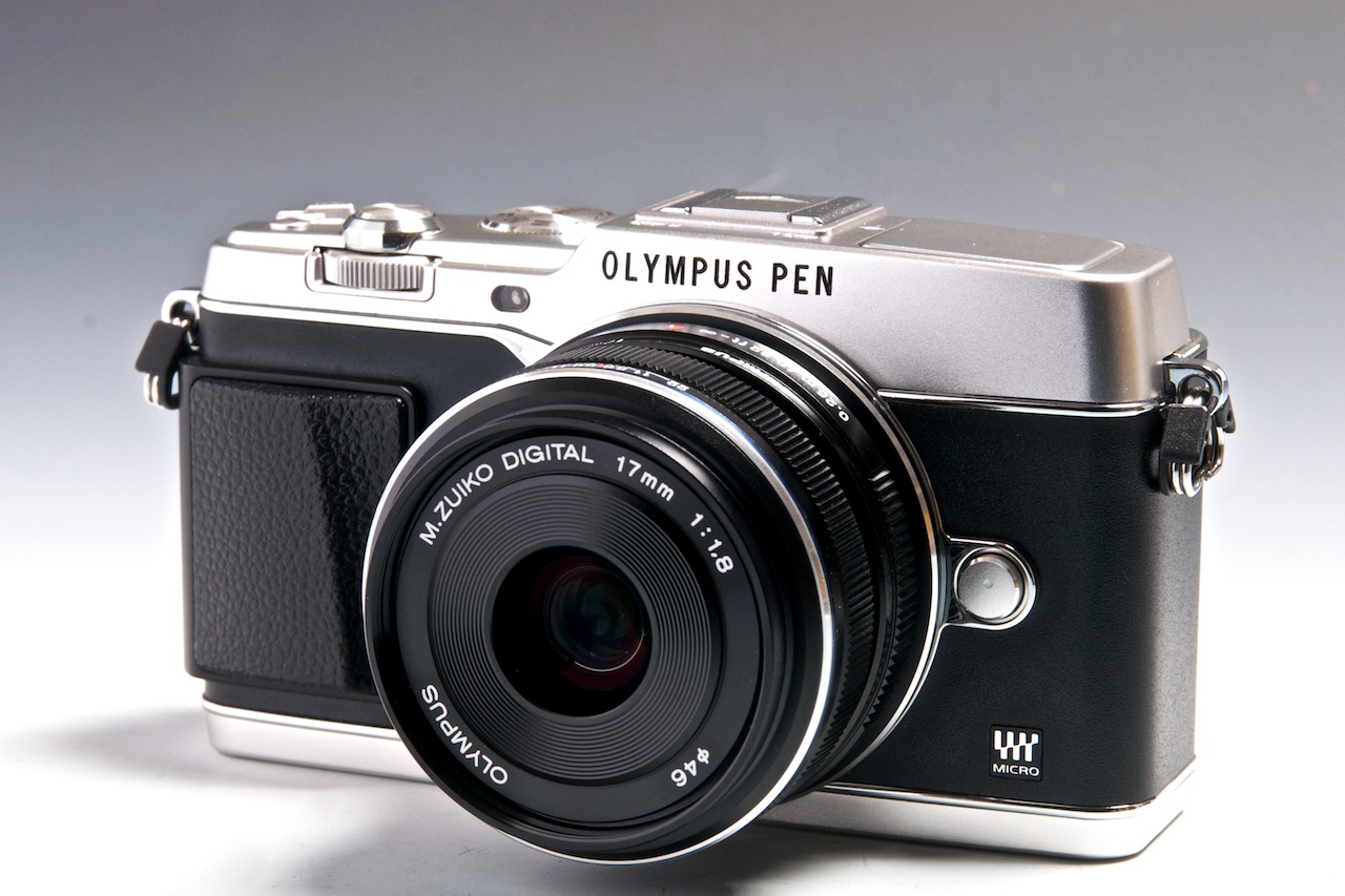 カメラ デジタルカメラ ミラーレス一眼の“顔”とも呼べる魅力的カメラ――「OLYMPUS PEN E-P5 