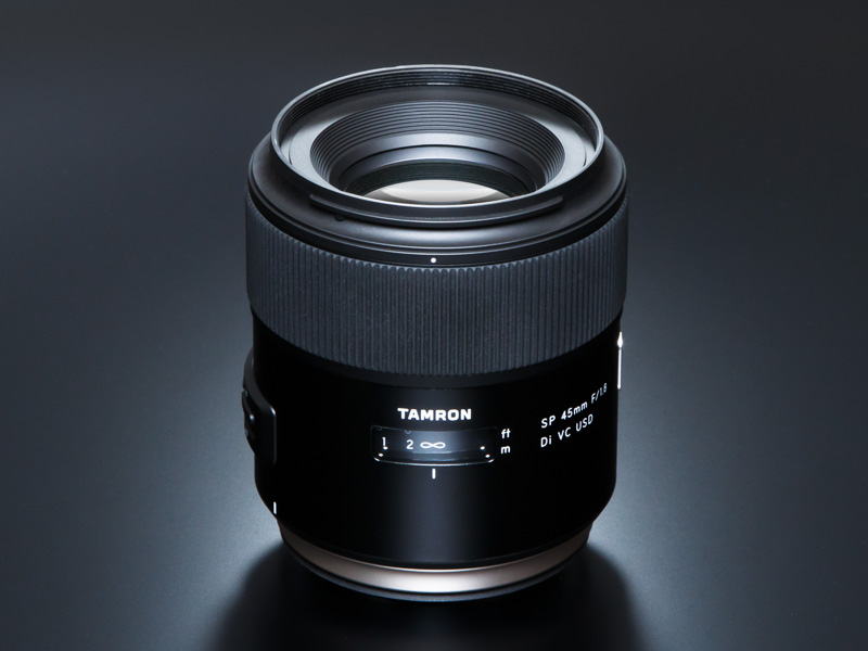 プラス5度の余裕がある大口径の新標準レンズ――タムロン「SP 45mm F/1.8 ...