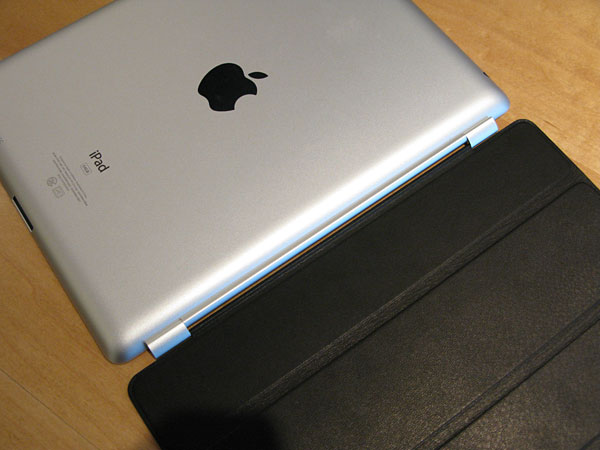 iPad 2̔]ɂɕی삷邽߁AƎɊJꂽ̂iPad Smart Cover