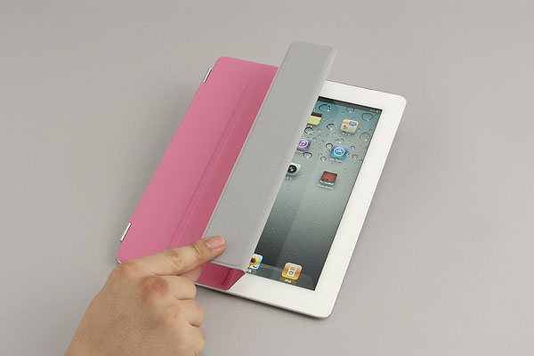 iPad 2pɃfUCꂽuiPad Smart CovervB߂ƃX[vԂ畜AAƃX[vɂȂBʐ^̓|E^̂