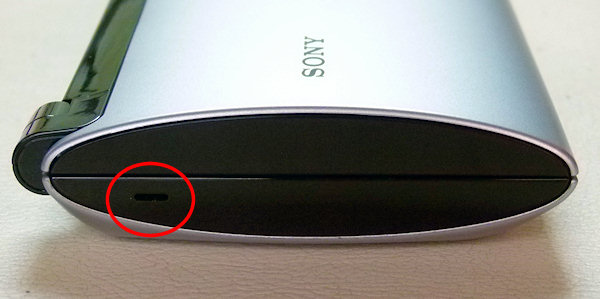 Sony Tablet P̍ʂɂ̓mXs[J[iʐ^jBEʂɂ͓dL[A[d[qAMicro USB[qAʒ߃{^iʐ^Ej